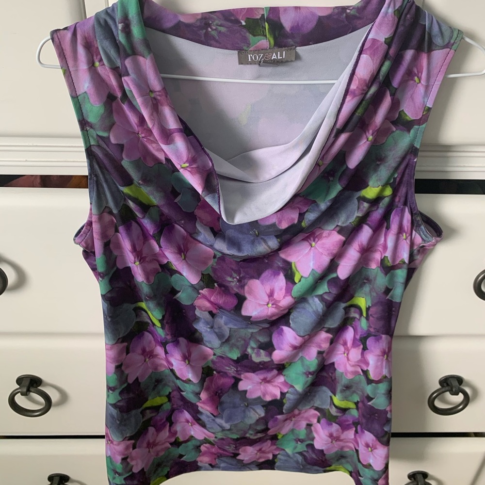 Medium size purple floral top!